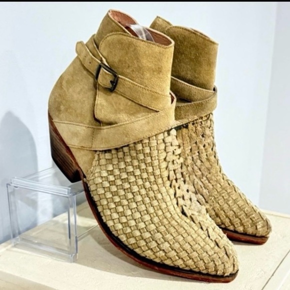 Free People Tan Venture Suede Ankle Boots
Distressed Boho Booties Size 40 NWT - Picture 2 of 9
